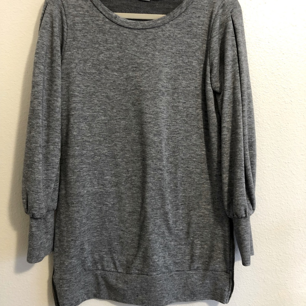 Cozy Gap Maternity sweatshirt with cute zip details and puff sleeves